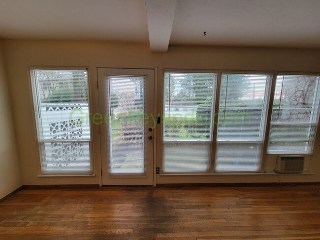 Building Photo - Large 2 Bedroom 1 Bath Unit off Broadway w...