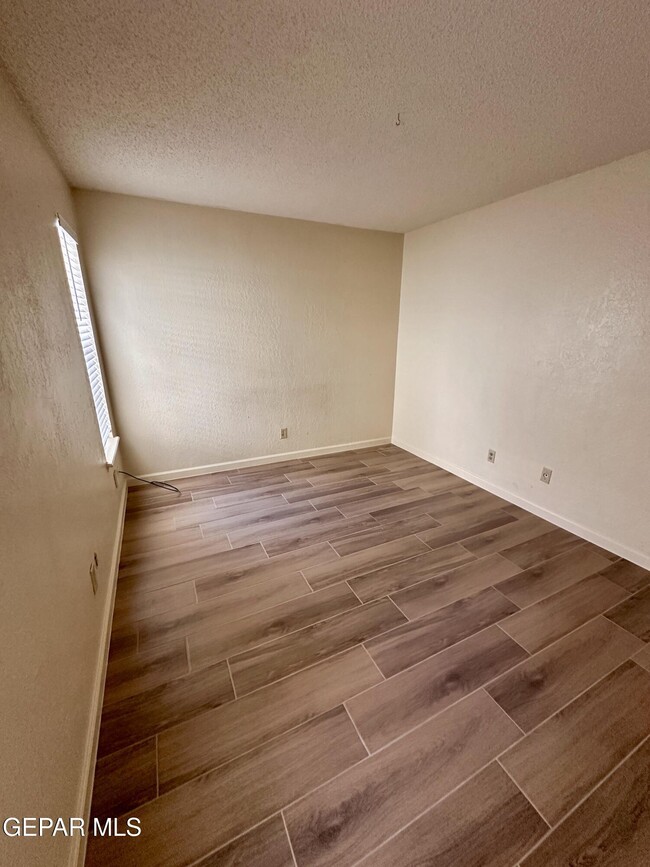 Building Photo - 6201 Escondido Dr