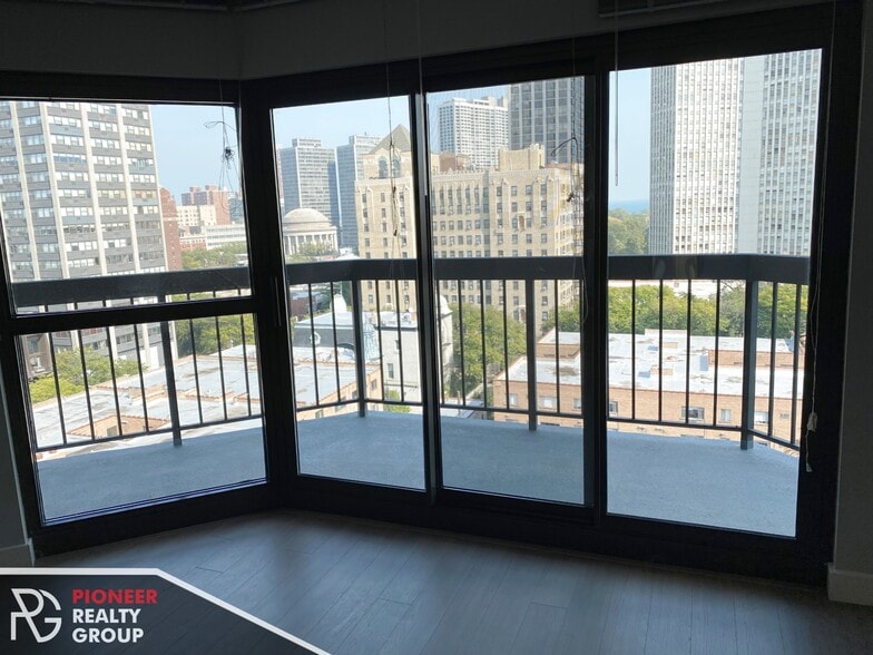 Building Photo - 2551 N Clark St