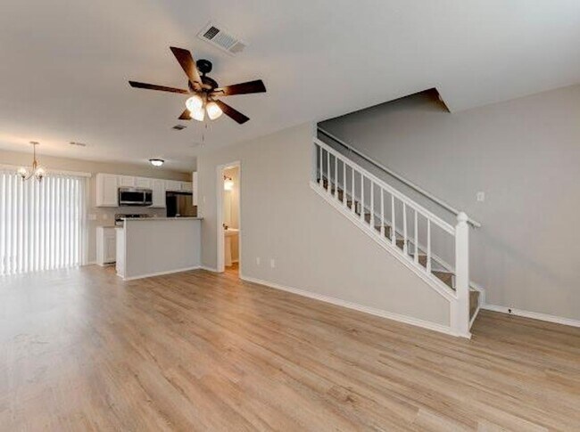 Building Photo - 2BED/ 1.5BATH