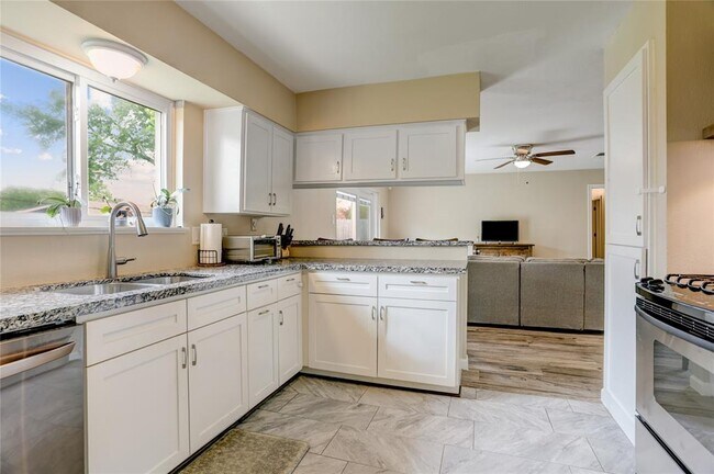 Building Photo - 5522 Duxbury St