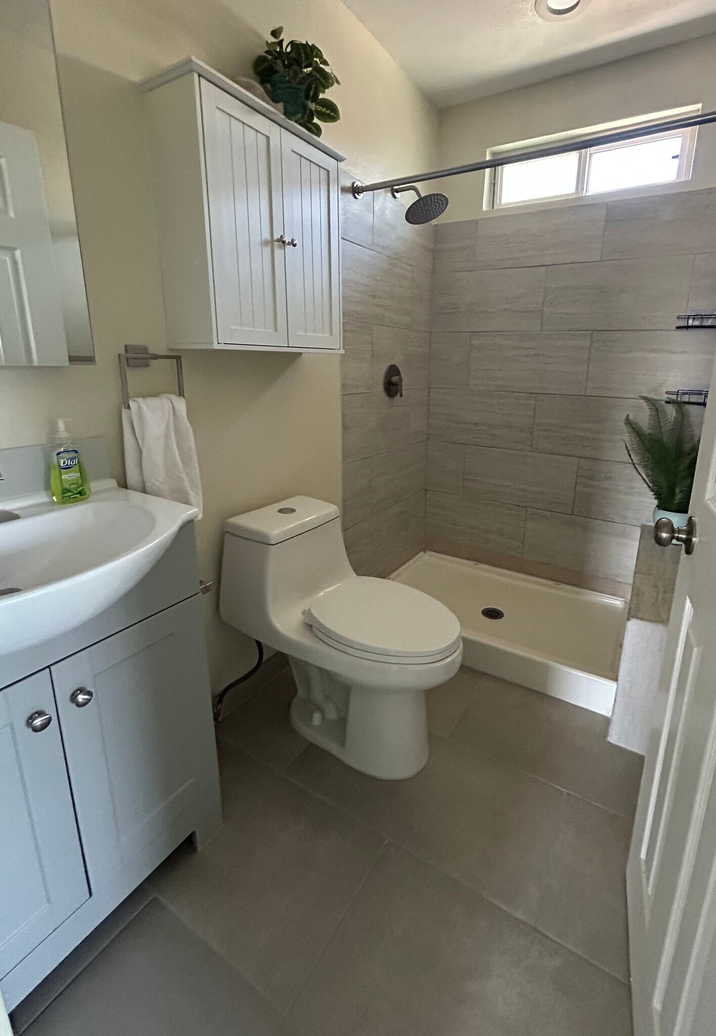 Bathroom1 area - 5527 Bolivar St