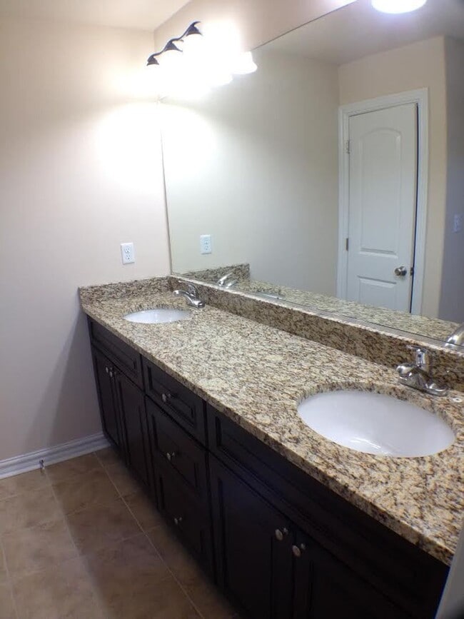 Building Photo - Spacious 4-bedroom, 3-bathroom home in Che...