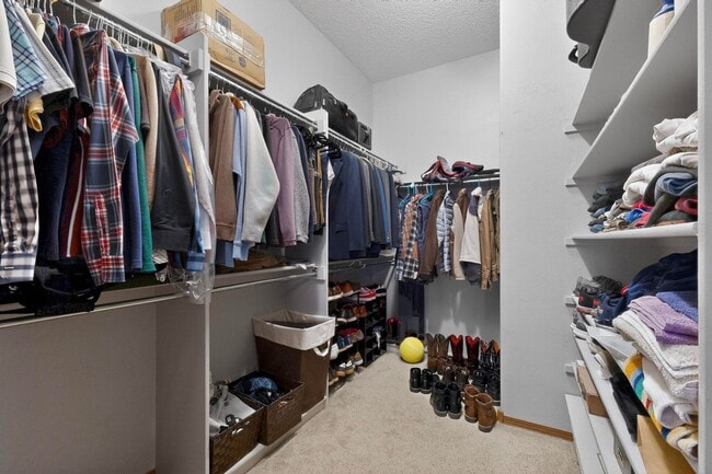 Building Photo - NW Executive Living 3/BD 2.5/BA 3/CG