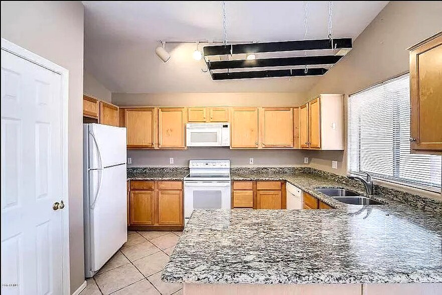 Kitchen with granite countertop and breakfast bar - 10608 E Caballero St