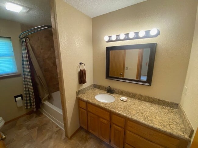 Building Photo - Adorable 2 Bedroom Home Near Downtown Rogers!