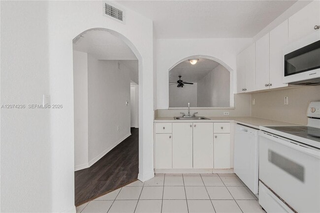 Building Photo - 975 NE 34th Ave