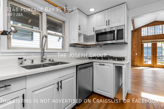 Building Photo - One of a kind 2 bed/1.75 bath houseboat ov...