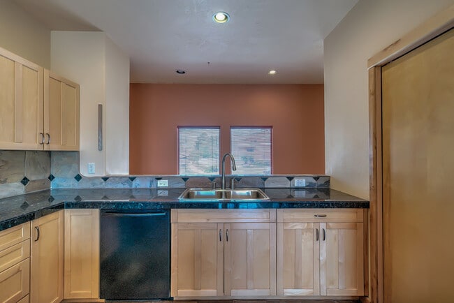 Building Photo - Gorgeous, Custom 4 bed, 3 bath Pet-Friendl...