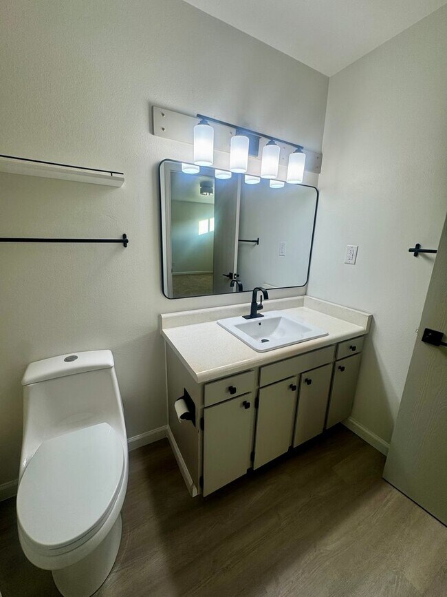 Building Photo - Updated 2 Bedroom CONDO with AC, centrally located