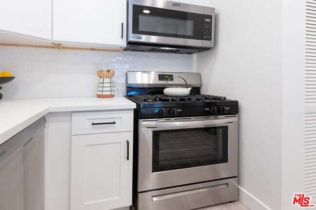 Building Photo - 839 Larrabee St