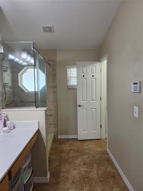 Building Photo - 2215 Kingscrest Cir