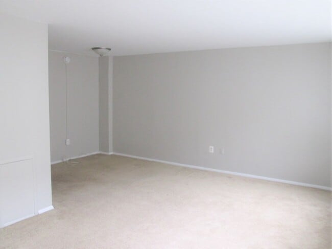 Building Photo - Bright and Spacious Condo in Fantastic Fog...