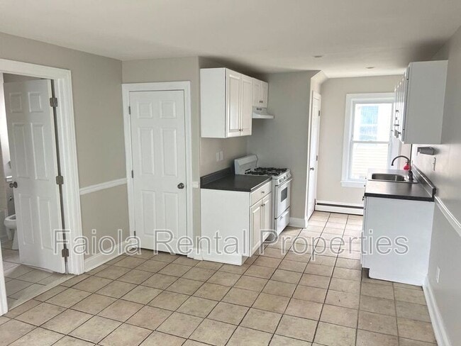 Building Photo - 319 Maurice St