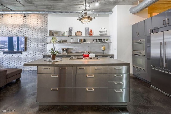 Building Photo - 1 br, 1 bath Apartment - 311 W 5th St