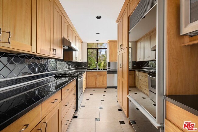 Building Photo - 1121 La Collina Dr