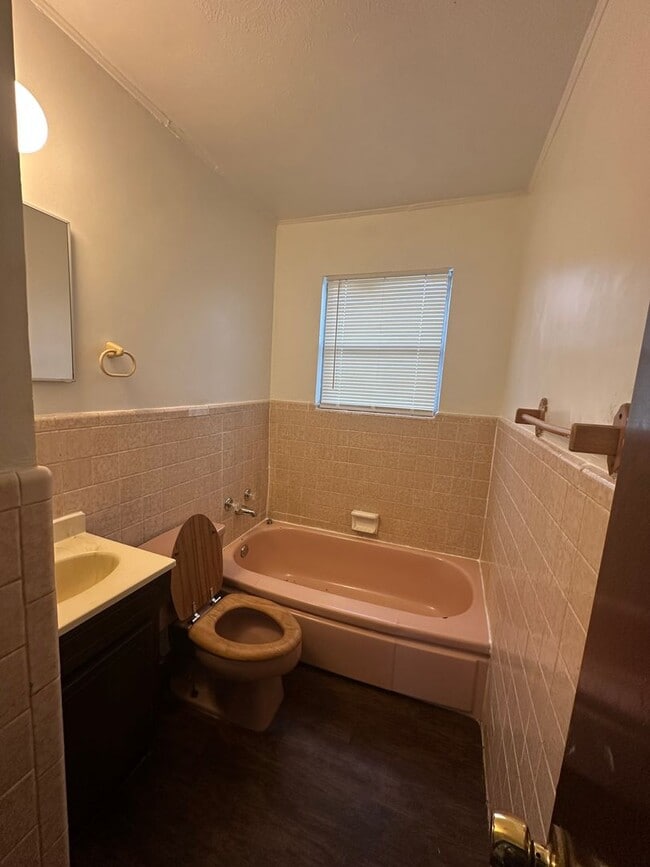 Building Photo - 4 Bed, 2 Bath, 2 dInng, 2 Living