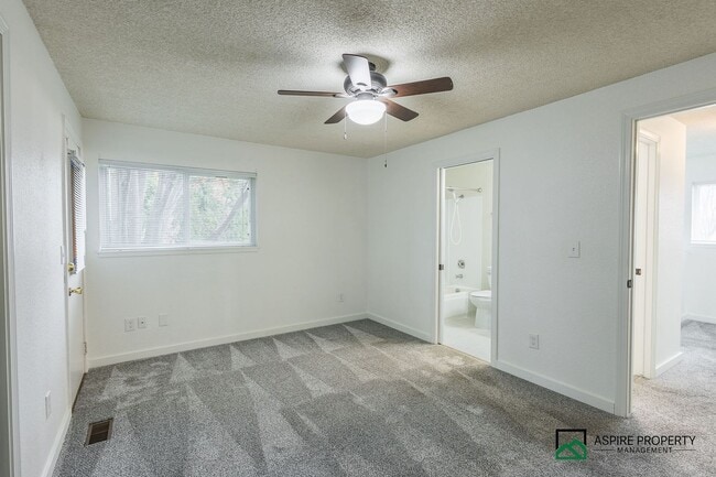 Building Photo - New Renovated 2 Bed 2 bath Townhome