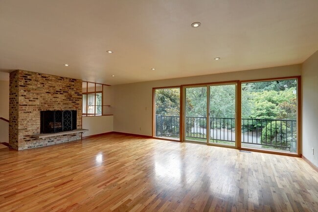 Building Photo - Welcome Home to Your Beautiful Oasis in Enatai!