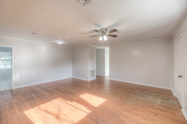 Building Photo - 1606 E Taylor Lake Cir