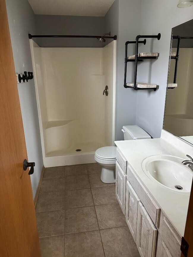 Building Photo - 658 Meadow Cir