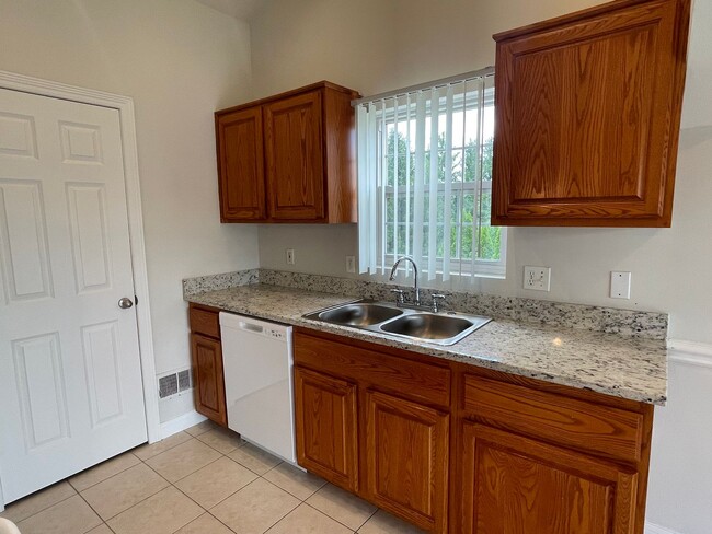 Building Photo - Shelby Twp 2-Bedroom,2-Bath, attached gara...