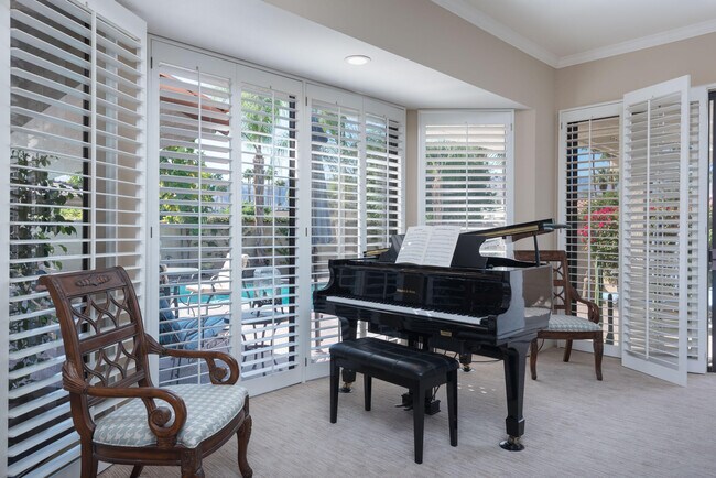 Building Photo - 66 Dartmouth Dr