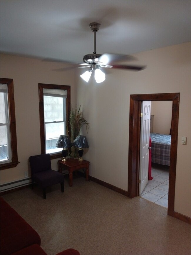 Building Photo - Modernized 3 Bedroom, Shared Yard, Lots of...