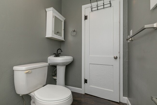 Building Photo - REMODELED 3 bedroom | 1 bathroom | Fenced Backyard Home in a Quiet Neighborhood! We Welcome Pets!