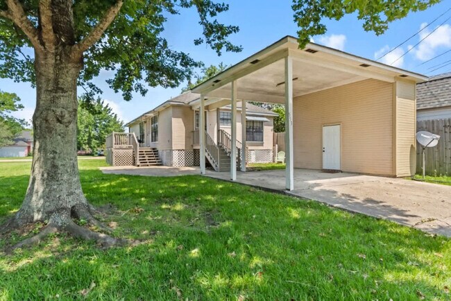 Building Photo - 553 Westhaven Blvd