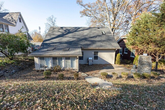 Building Photo - 2144 Lakeside Dr