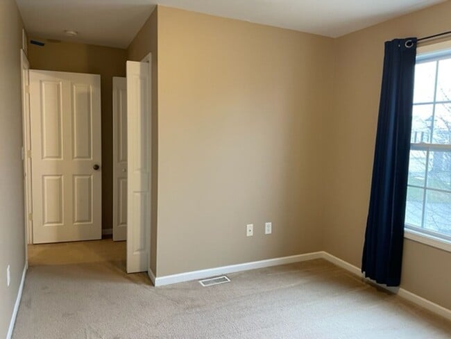 Building Photo - 4 Bedroom House Available August In Gilmor...