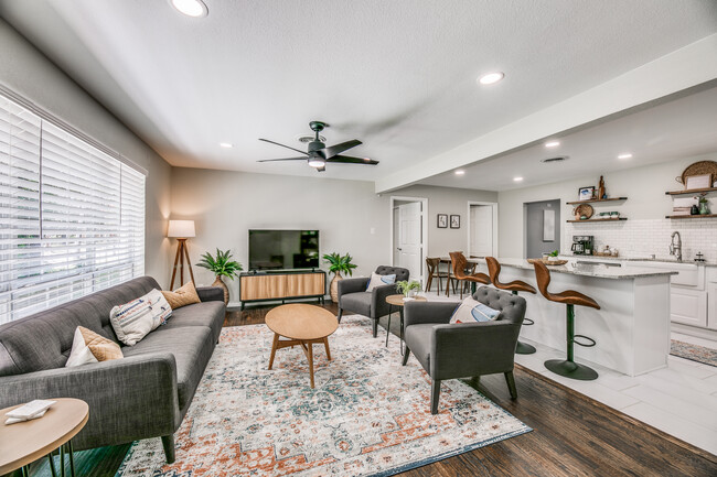 Building Photo - 2519 Highwood Dr
