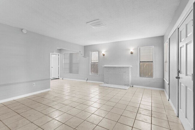 Building Photo - Spacious 3bdrm/1bath House $2295.00 ** Fen...
