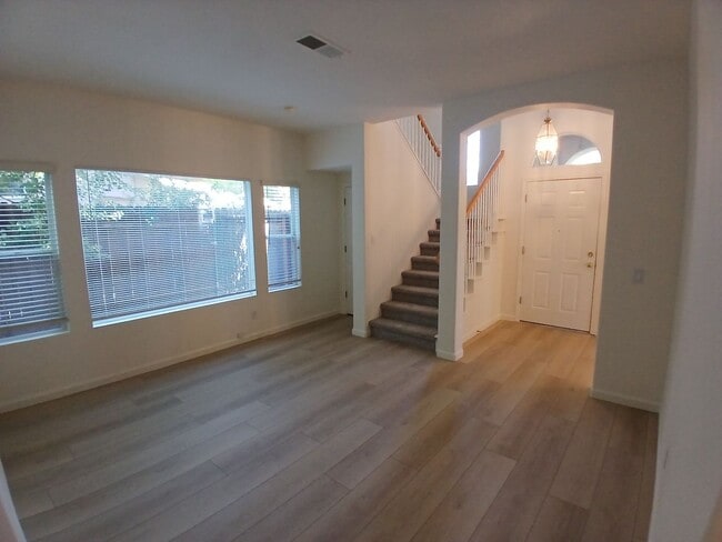 Building Photo - 549 Cascade Dr