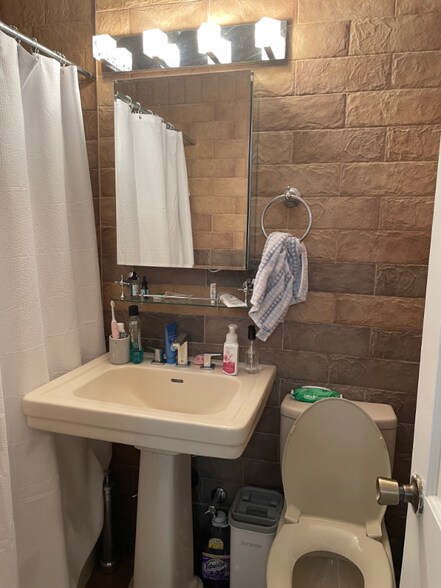 Building Photo - 2665 Homecrest Ave