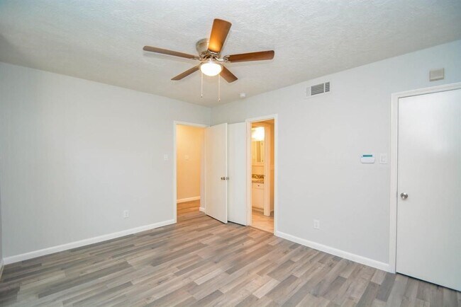 Building Photo - 978 Memorial Village Dr