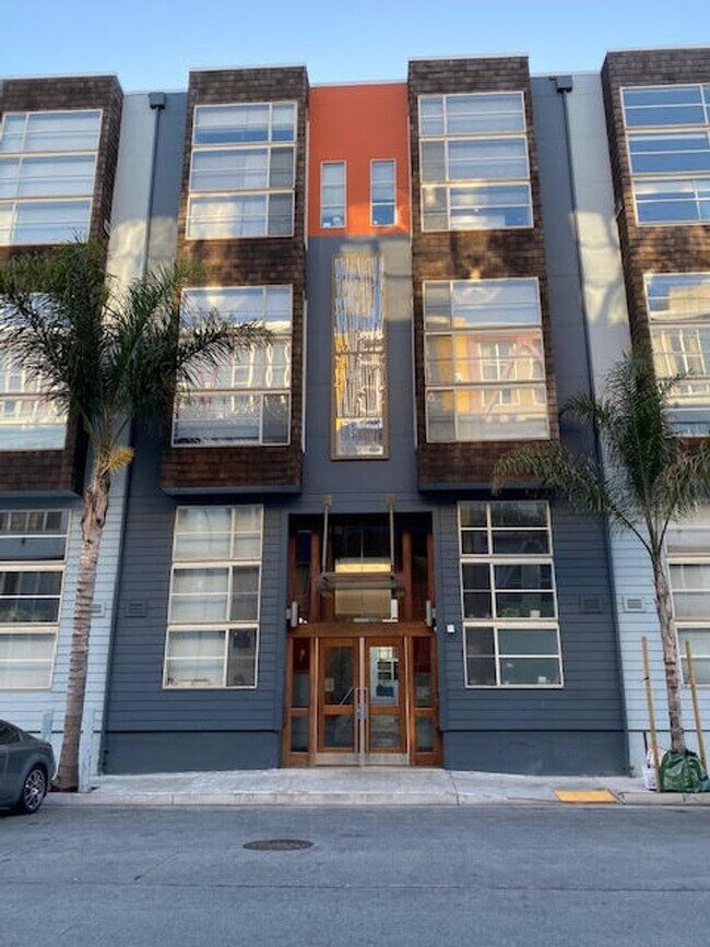 Building Photo - HUGE, remodeled 2 Level 2br/2Ba Loft, Park...