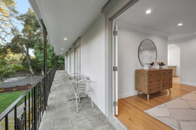 Building Photo - 243 Selby Ln