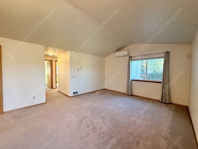 Building Photo - Single-Level Living in a Prime NE Bend Location