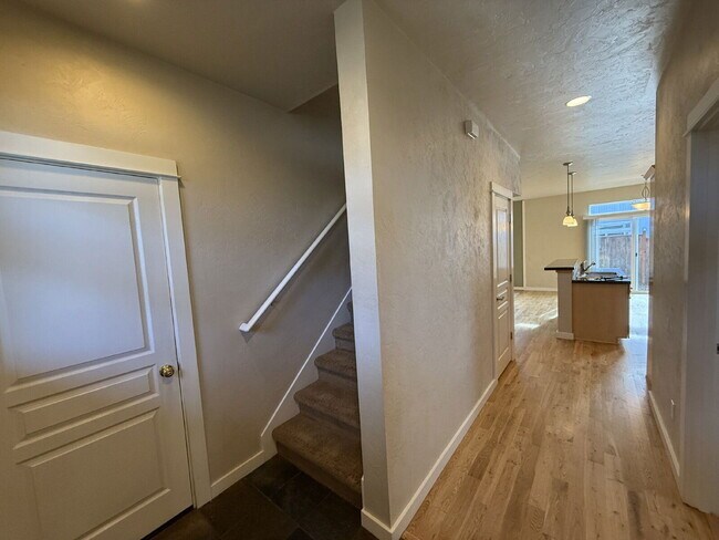 Building Photo - 2466 Mountain Terrace