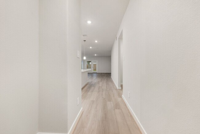 Building Photo - 6611 Castella Dr