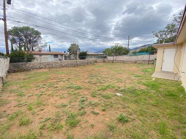 Building Photo - Northeast El Paso 3 bed