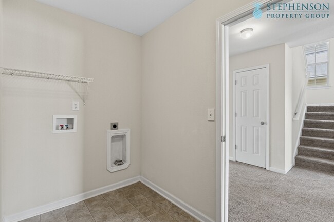 Building Photo - Freshly Remodeled 5 Bedroom with Primary B...