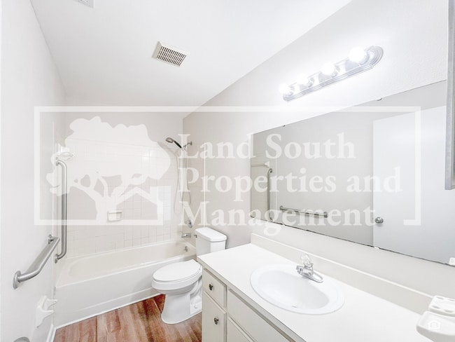 Building Photo - 250 Village View Ln