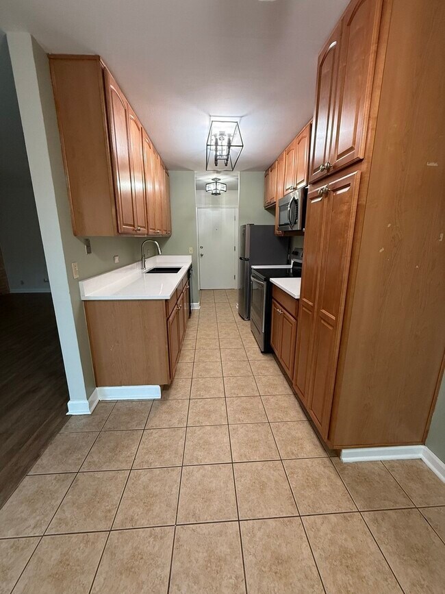 Building Photo - 6000 Oakwood Dr