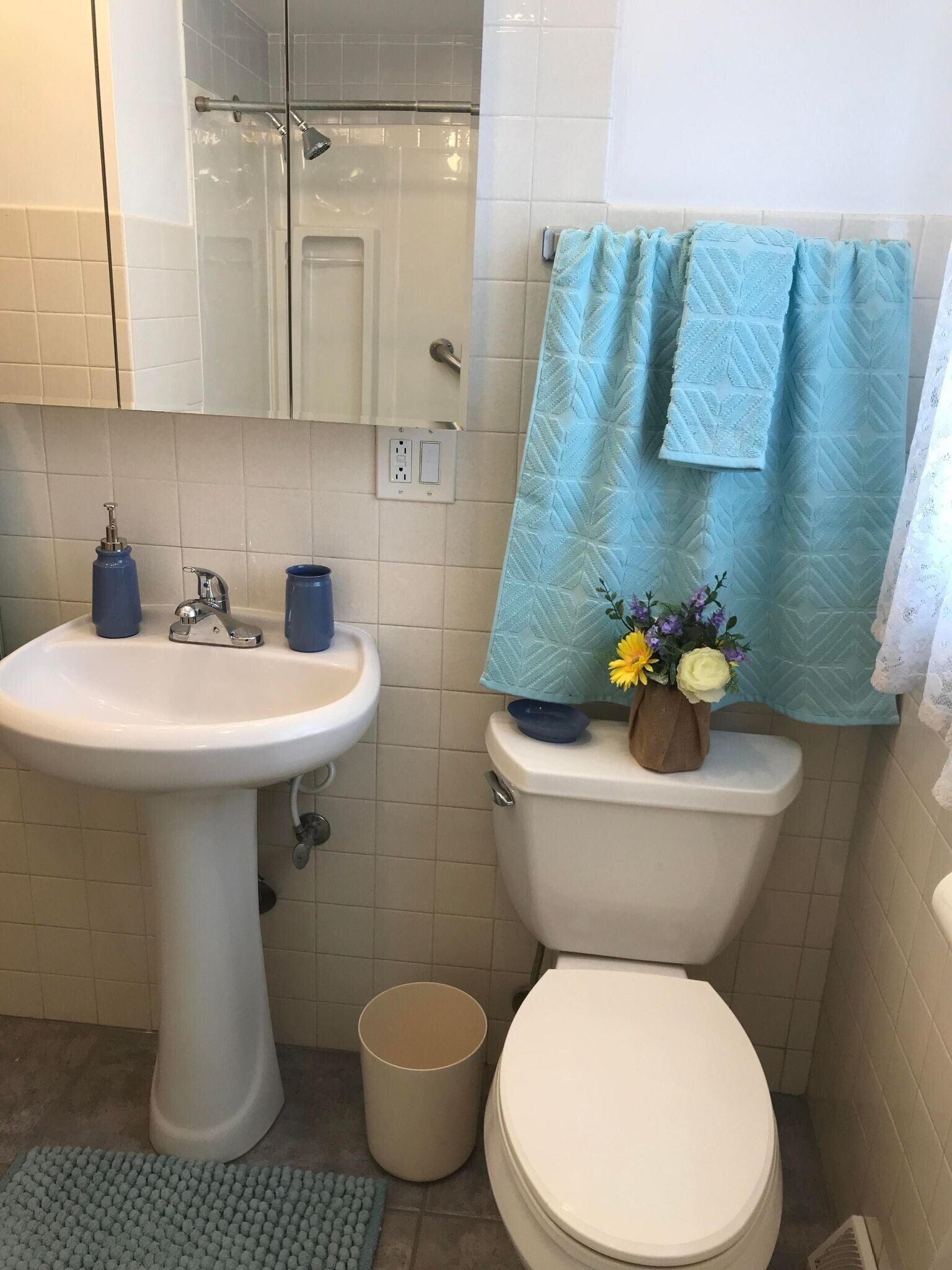 Building Photo - 782 N Van Auken St