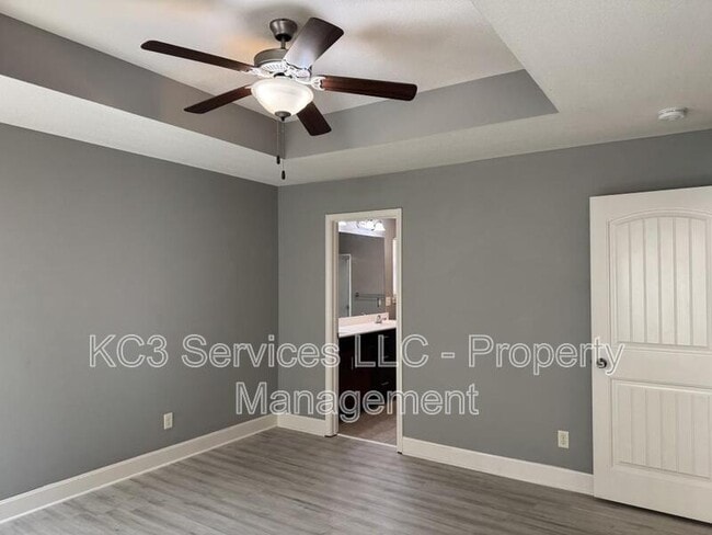 Building Photo - 9326 N Robinhood Ave