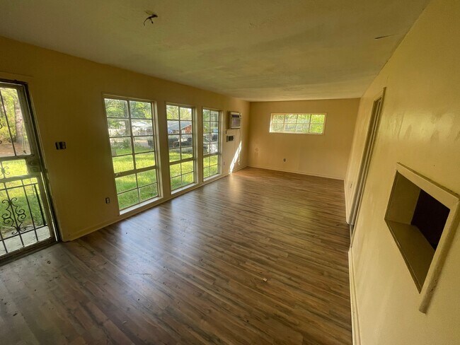 Building Photo - 723 Glenmont Dr