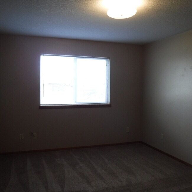 Building Photo - Ground Level 2 Bed/1 Bath in NW Redmond Fourplex